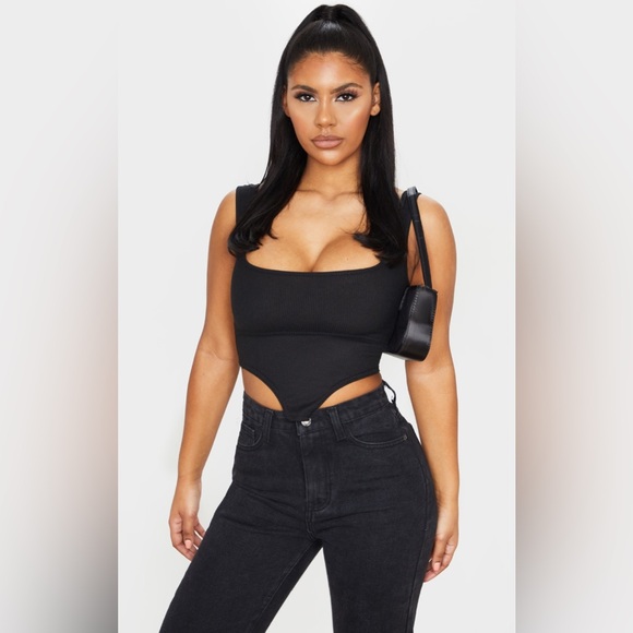 PRETTYLITTLETHING Black Ribbed Cropped Tank Top Sleeveless Casual Shirt Dip Hem - Picture 2 of 16